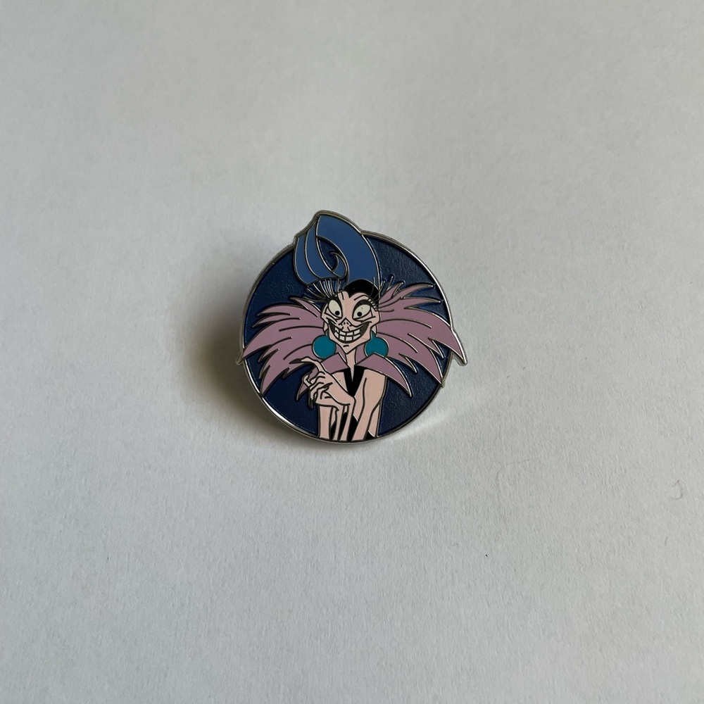 Disney Park Pin Trading Emperors New Groove Yzma Circle Enamel Pin